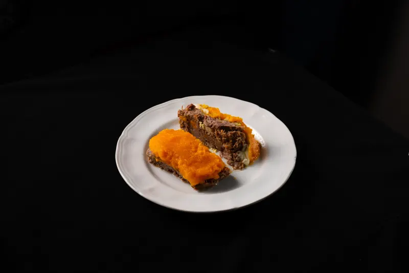 Pastel de calabaza con huevo duro, aceitunas y queso cremoso