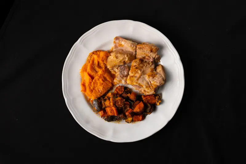 Pata y muslo deshuesada con puré de boniato + verduras asadas