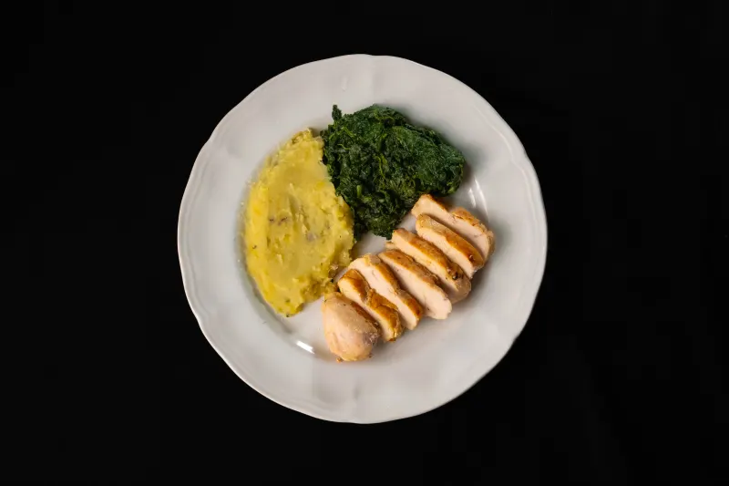 Pechuga de pollo con puré de batata + espinaca salteada con ajo